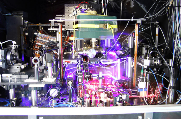 Un orologio atomico come simbolo di precisione assoluta