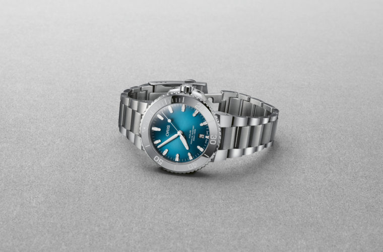 Il nuovo Oris Aquis Date con quadrante sfumato blu oceano