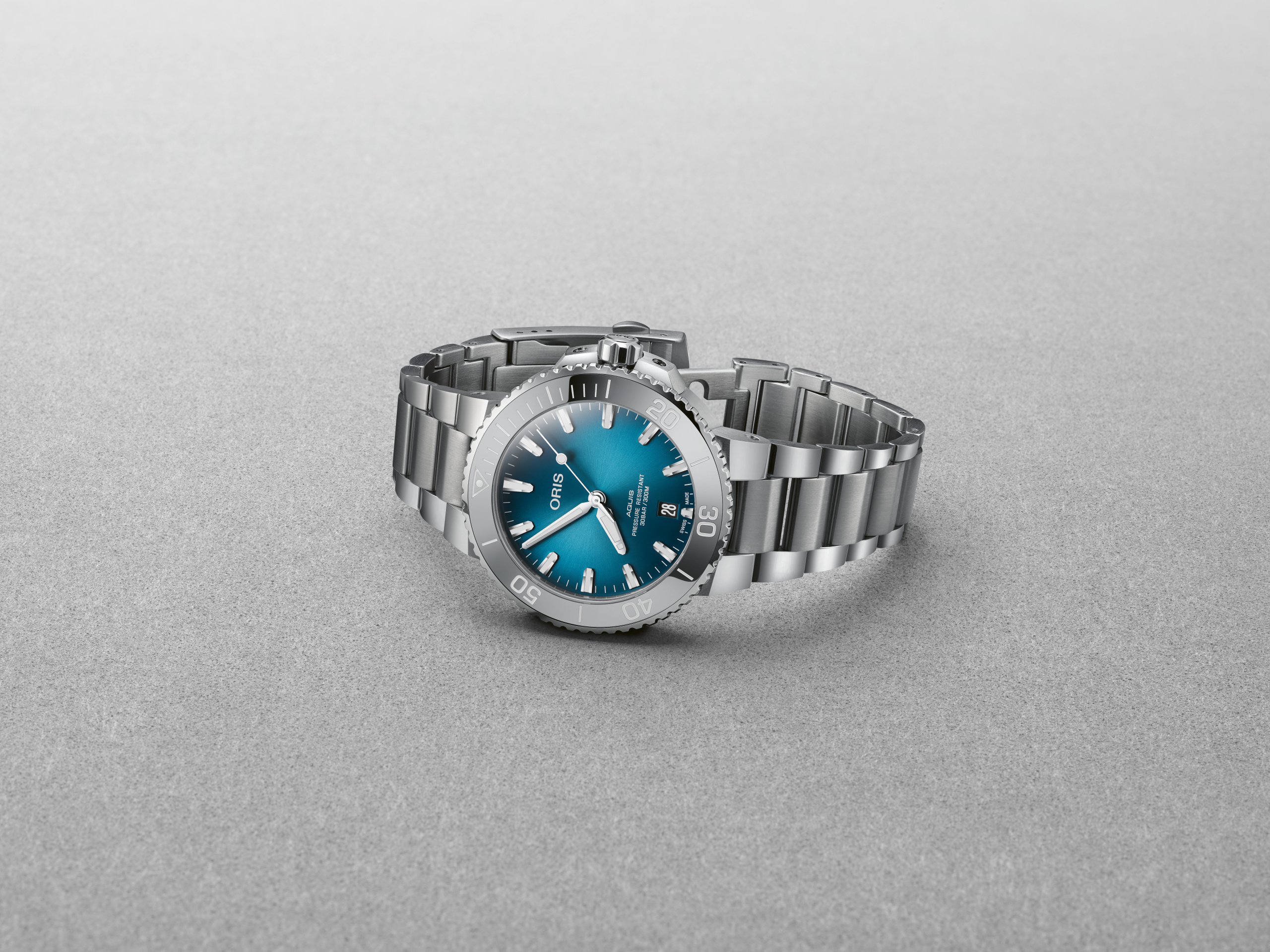 Il nuovo Oris Aquis Date con quadrante sfumato blu oceano