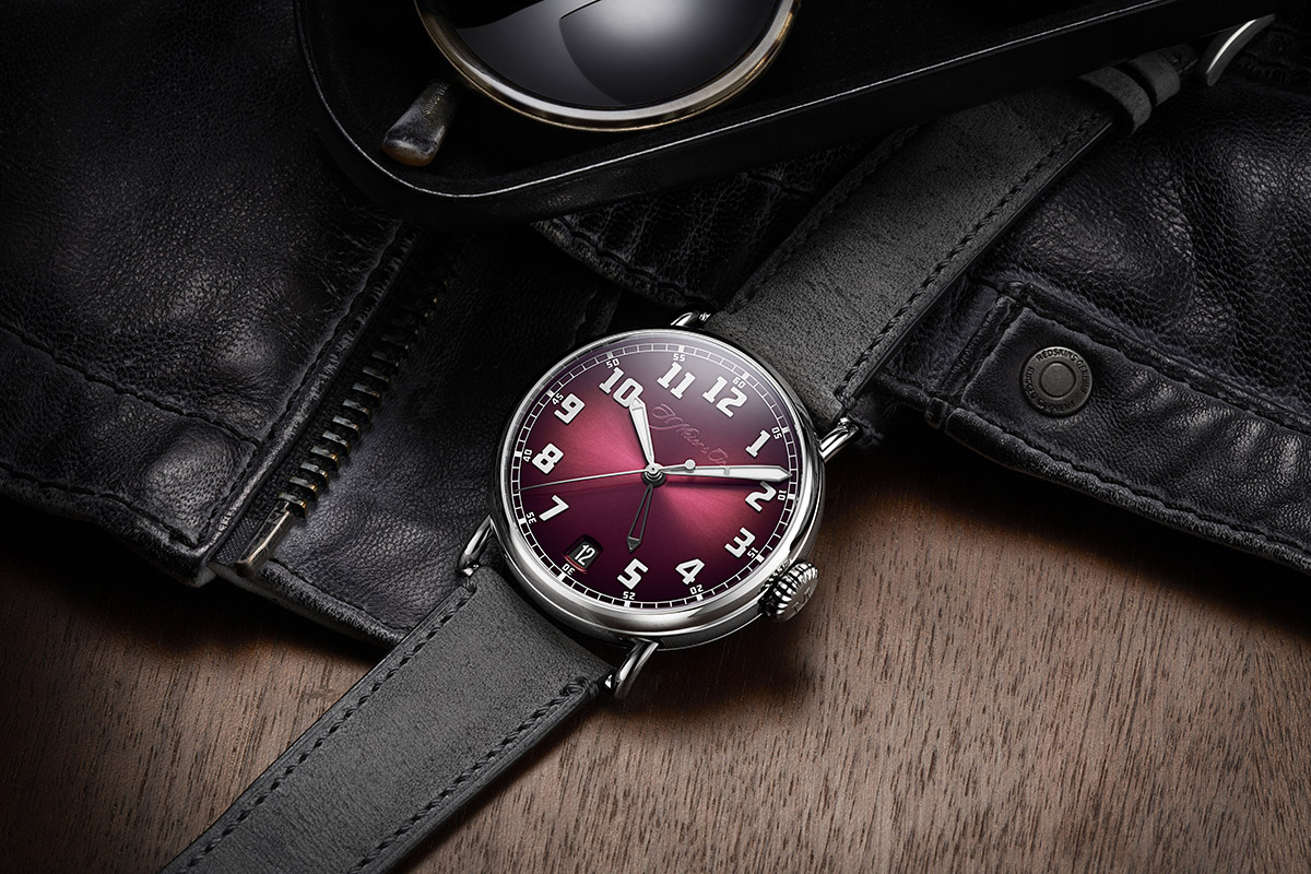 L’Heritage Dual Time di H. Moser & Cie. con giubbotto in pelle e occhiali aviator