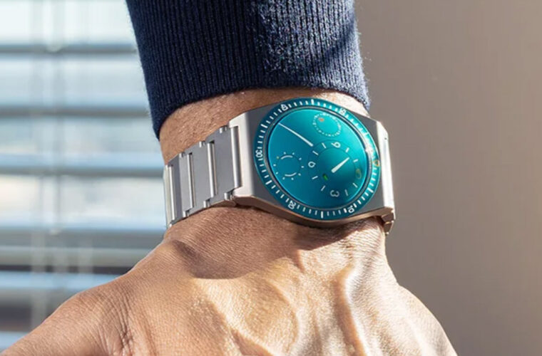 Ressence Type 7 XV Aquamarine al polso